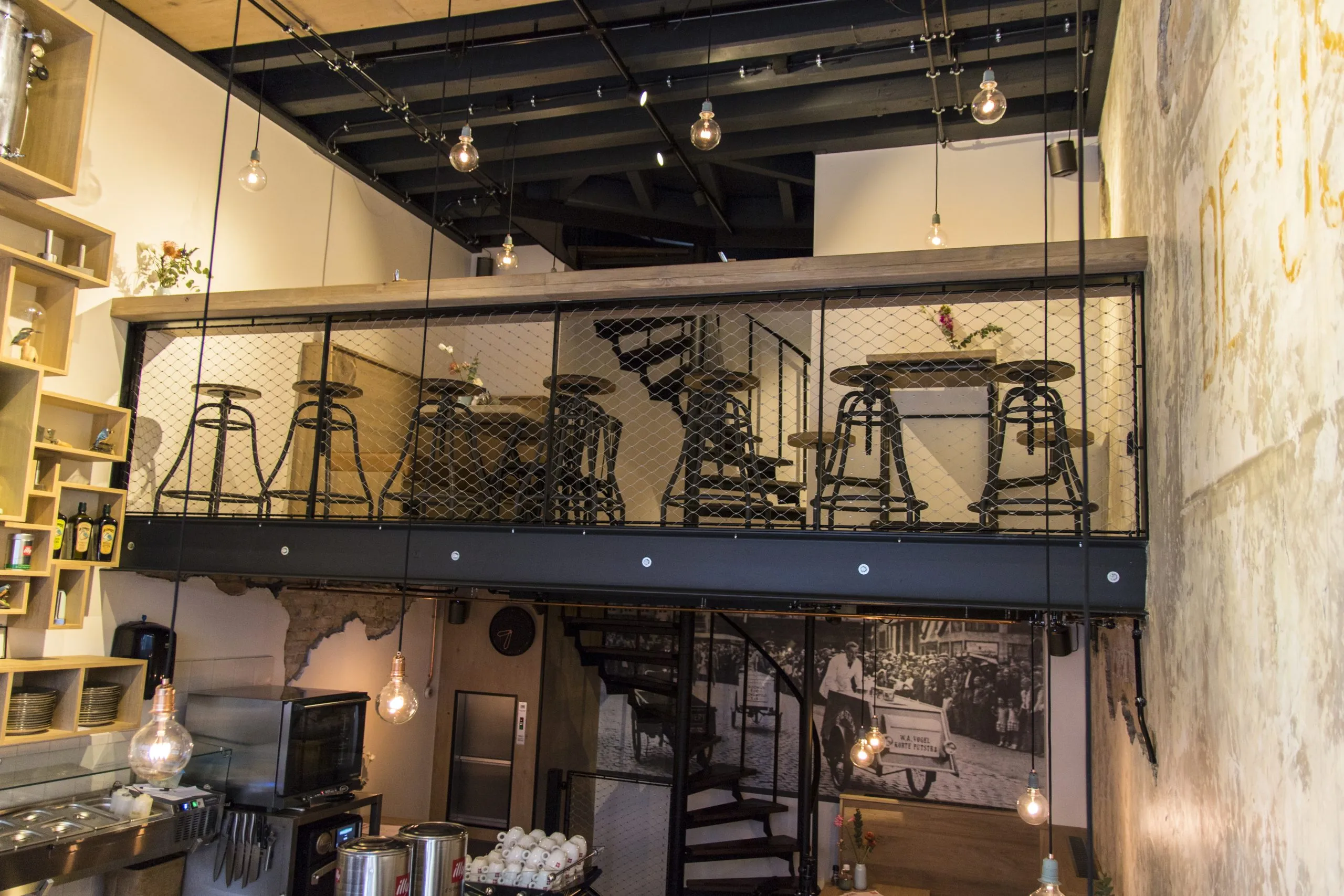 Horeca-interieur met mezzanine en bar in monumentaal pand