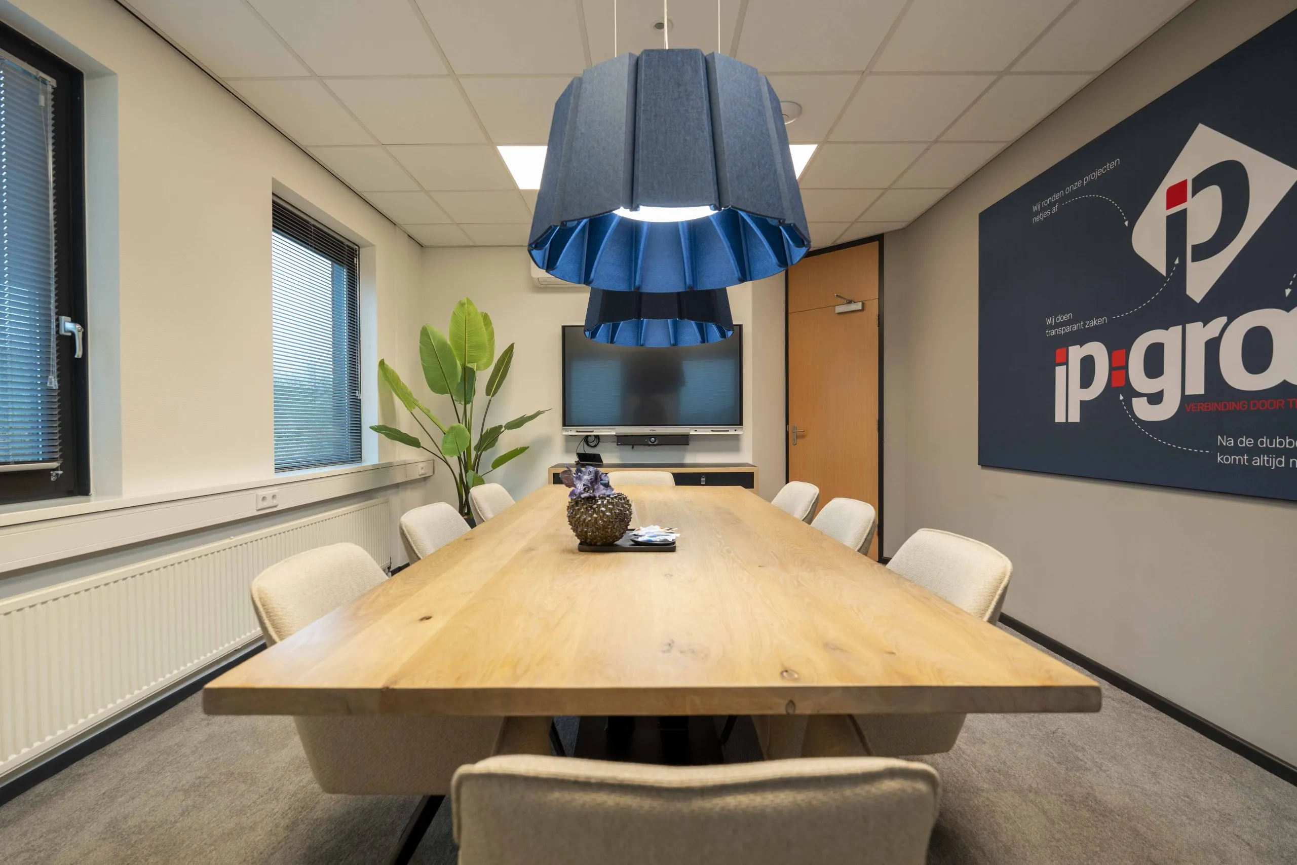 Vergaderruimte met maatwerk afwerking en branded muur, gerealiseerd door CoreSpace.